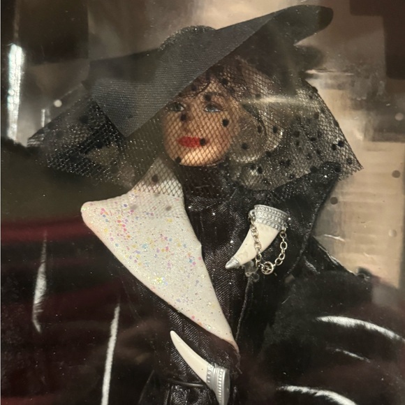 Mattel Disney: 101 Dalmatians - Cruella de Vil Doll (16295) - Picture 6 of 10